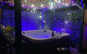Tower Suites - Hot Tub Sleeps 14